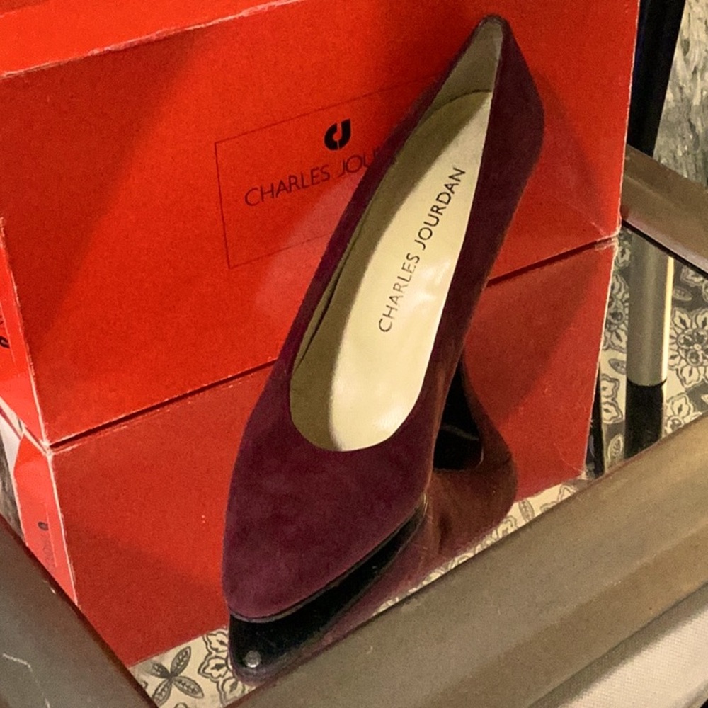 Perfecto. Burgundy suede pump. Vintage perfect condition. Gently loved Charles.